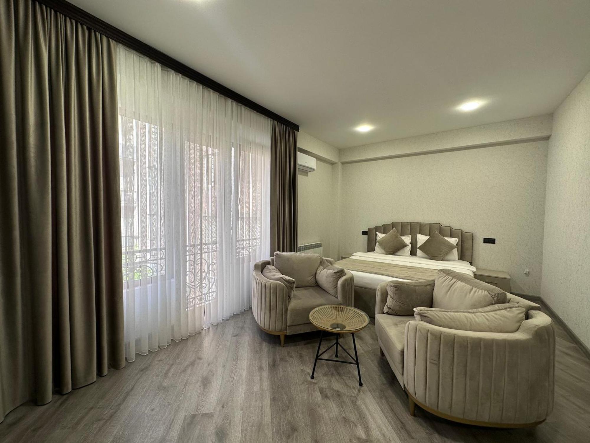 Royal Renaysance Hotel Ереван Стая снимка